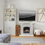 Bright Designer Cottage In Historic Harlem, 20 Minutes From Times Square!