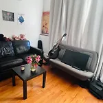 Williamburg Beautiful Ground Floor Apartment