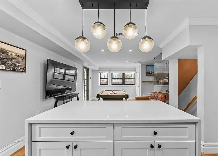 Private Hot Tub-Private Gated Sailor Moon House In Williamsburg W Gym