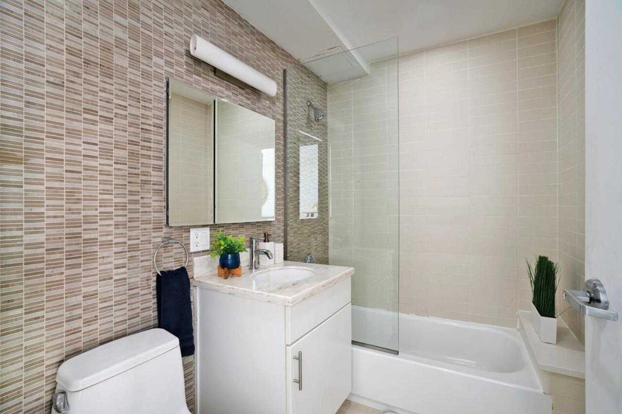 809-2b New Bldg Jr Columbus Circle Balcony Wd Apartment *