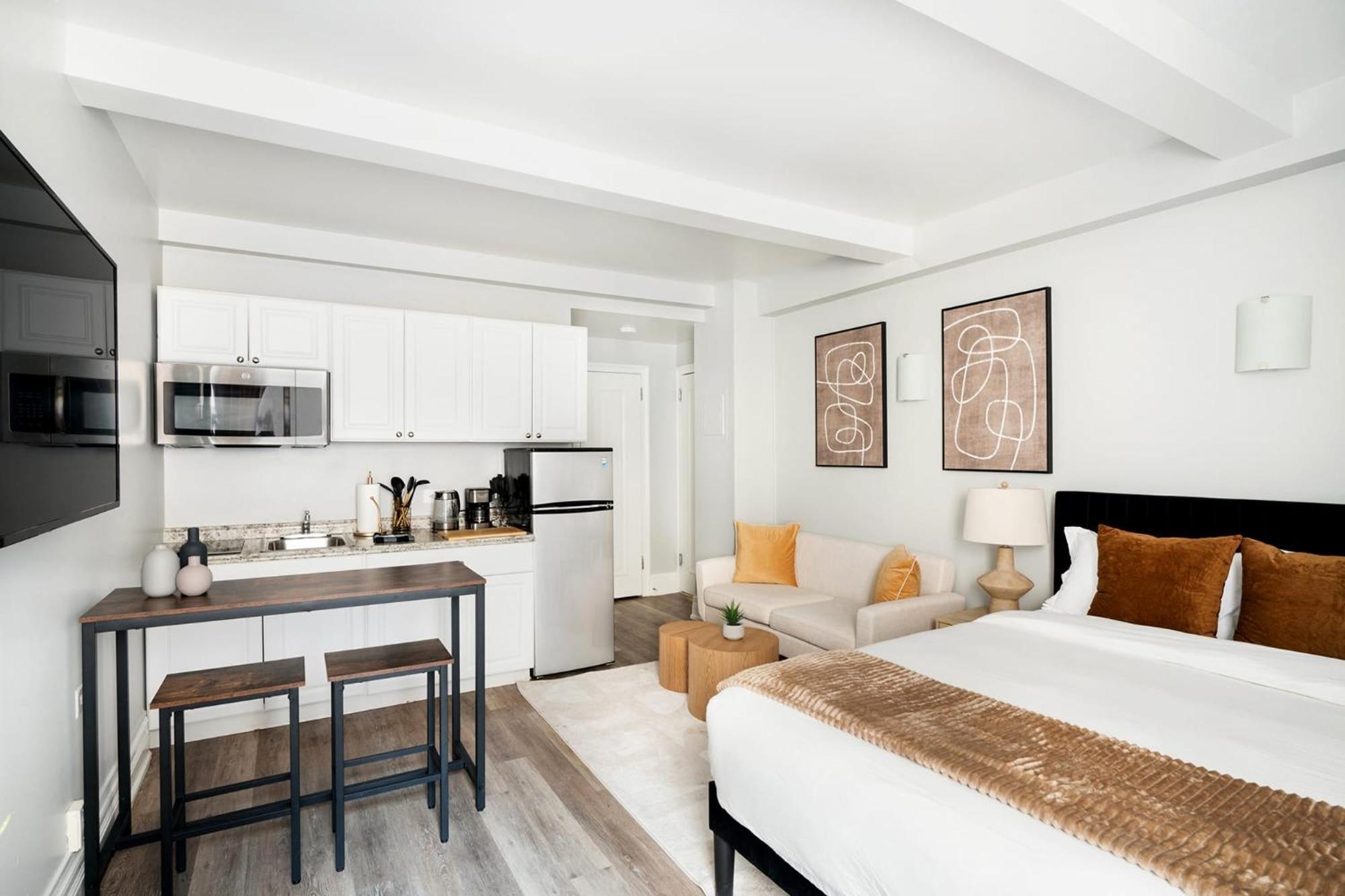73-410 Luxury 24 Dm New Uws Gym Laundry * New York