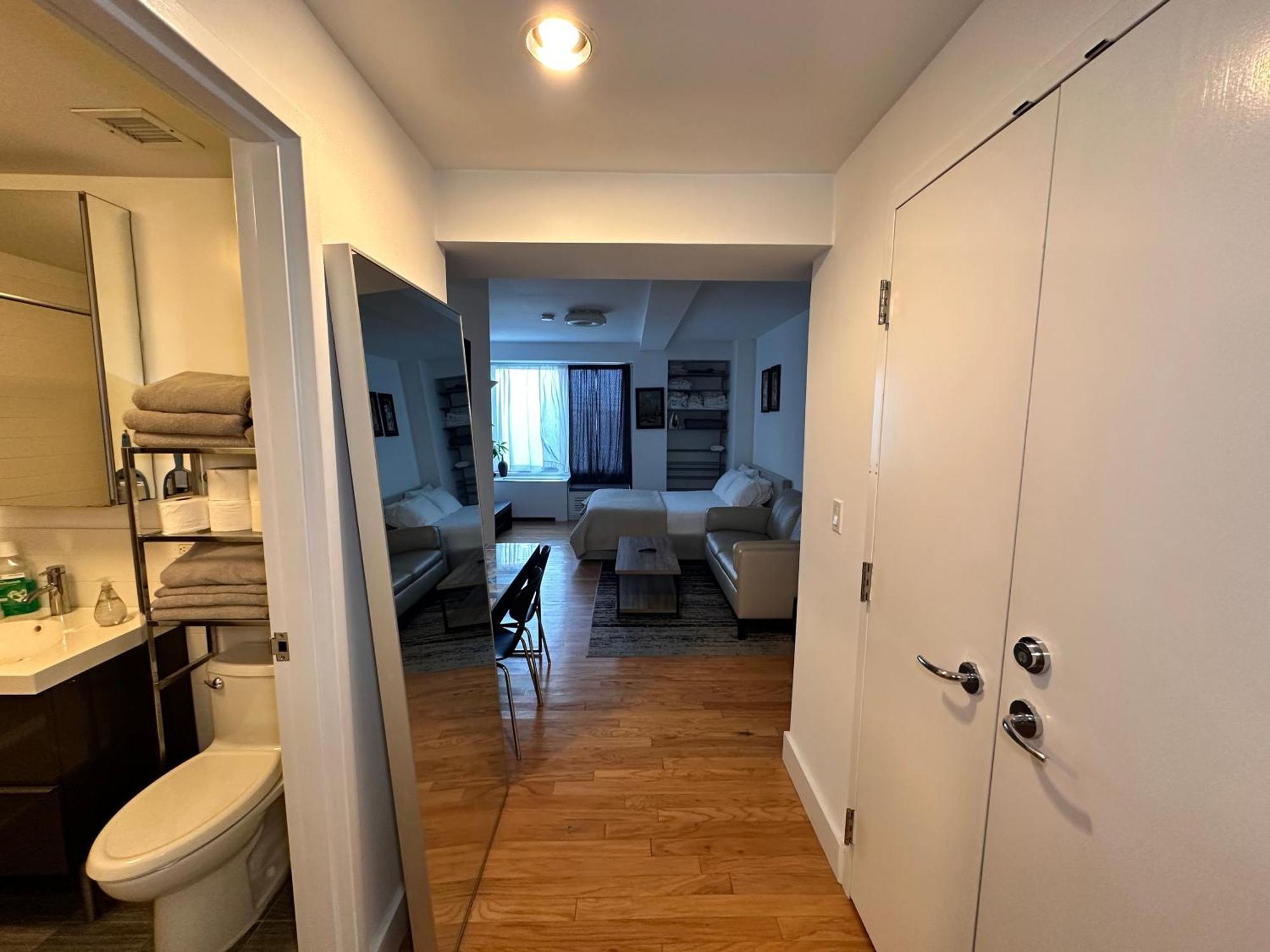Apartment Modern Studio With Private Bathroom And Kitchen