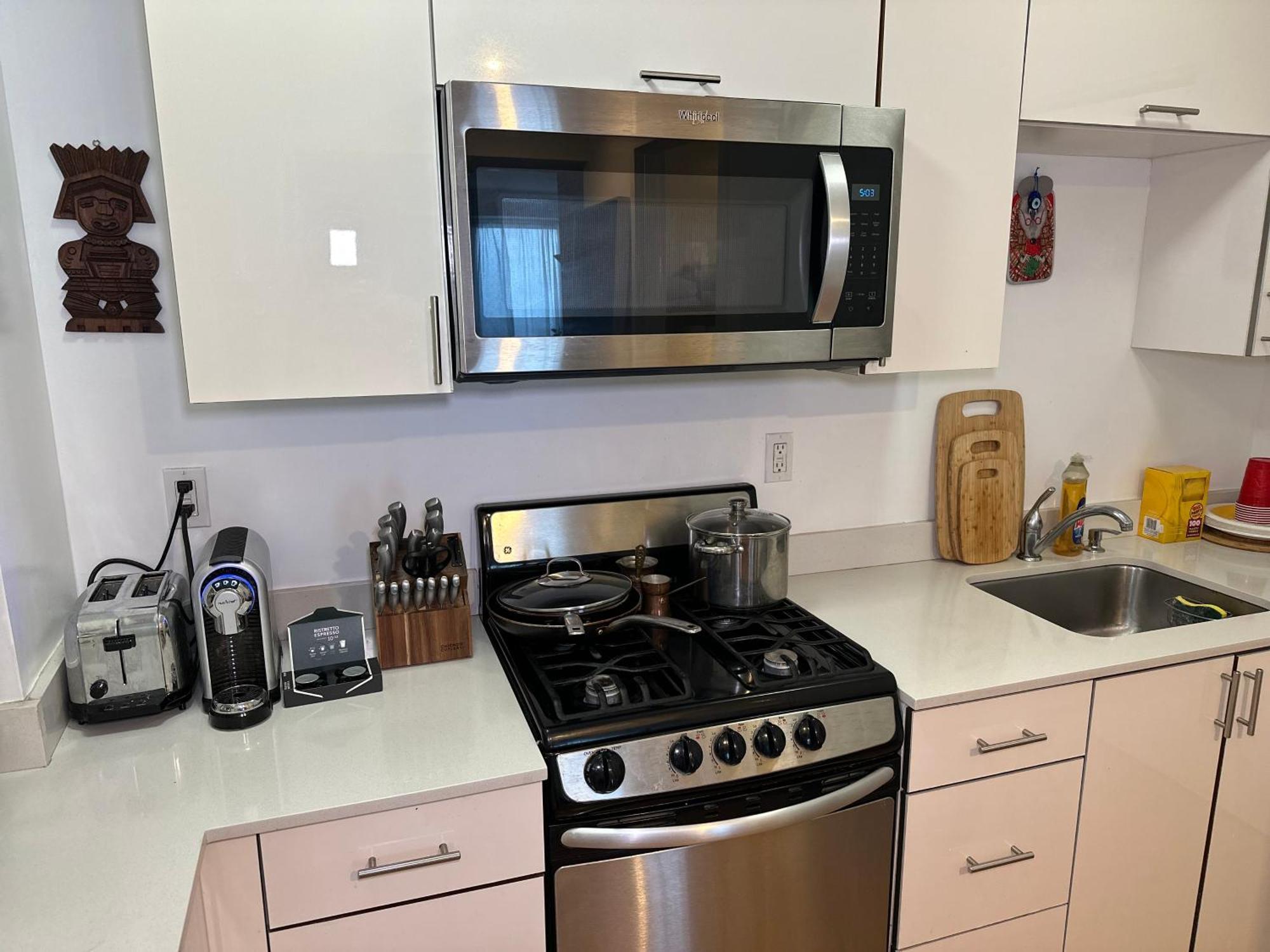 Modern Studio With Private Bathroom And Kitchen Apartment *