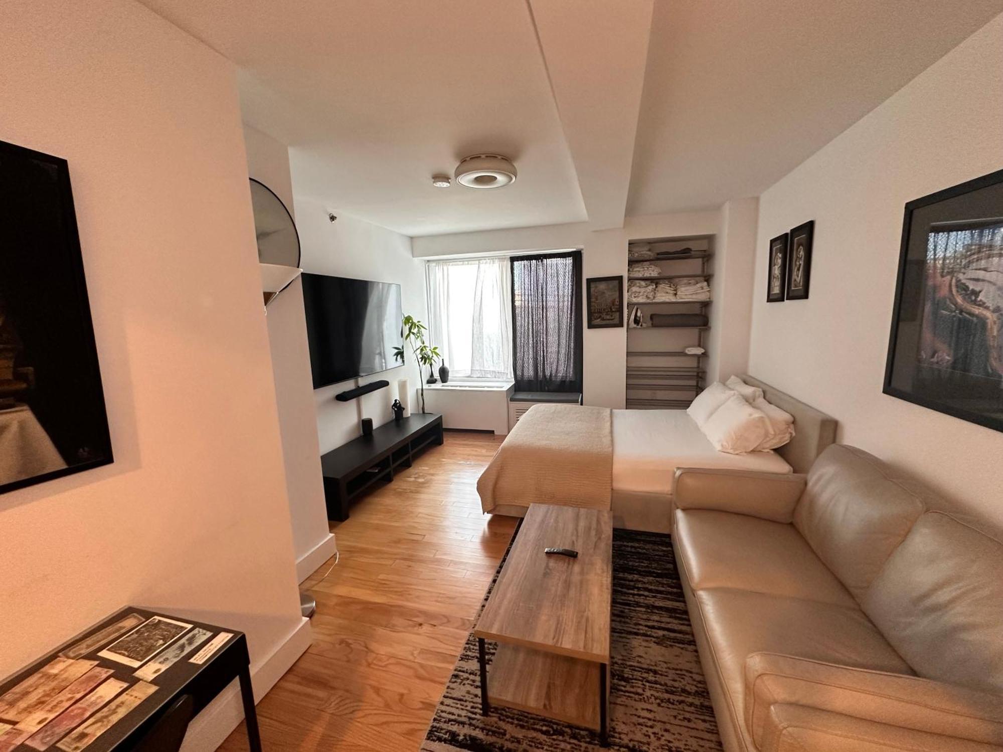 Modern Studio With Private Bathroom And Kitchen *