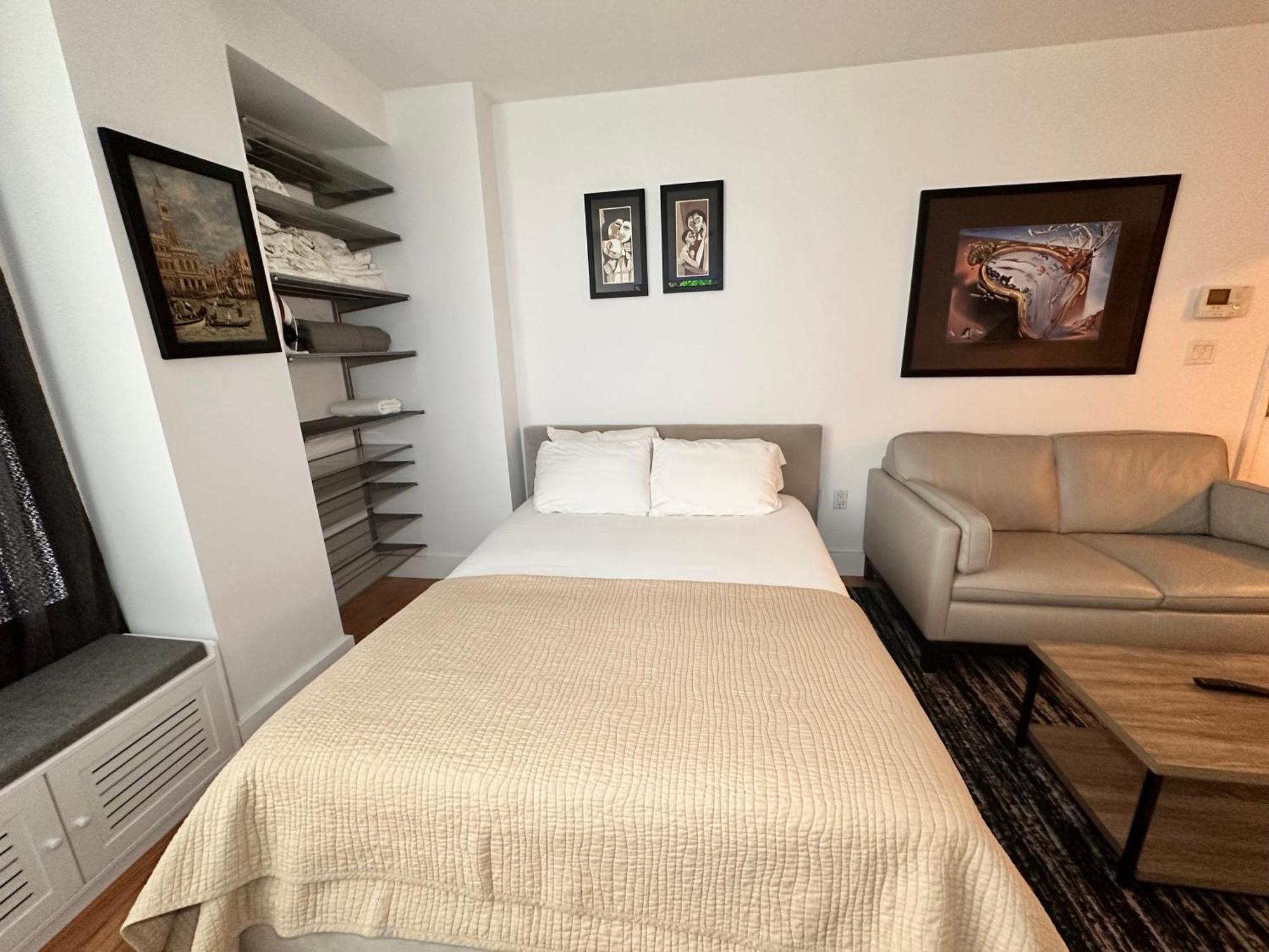 Modern Studio With Private Bathroom And Kitchen Apartment