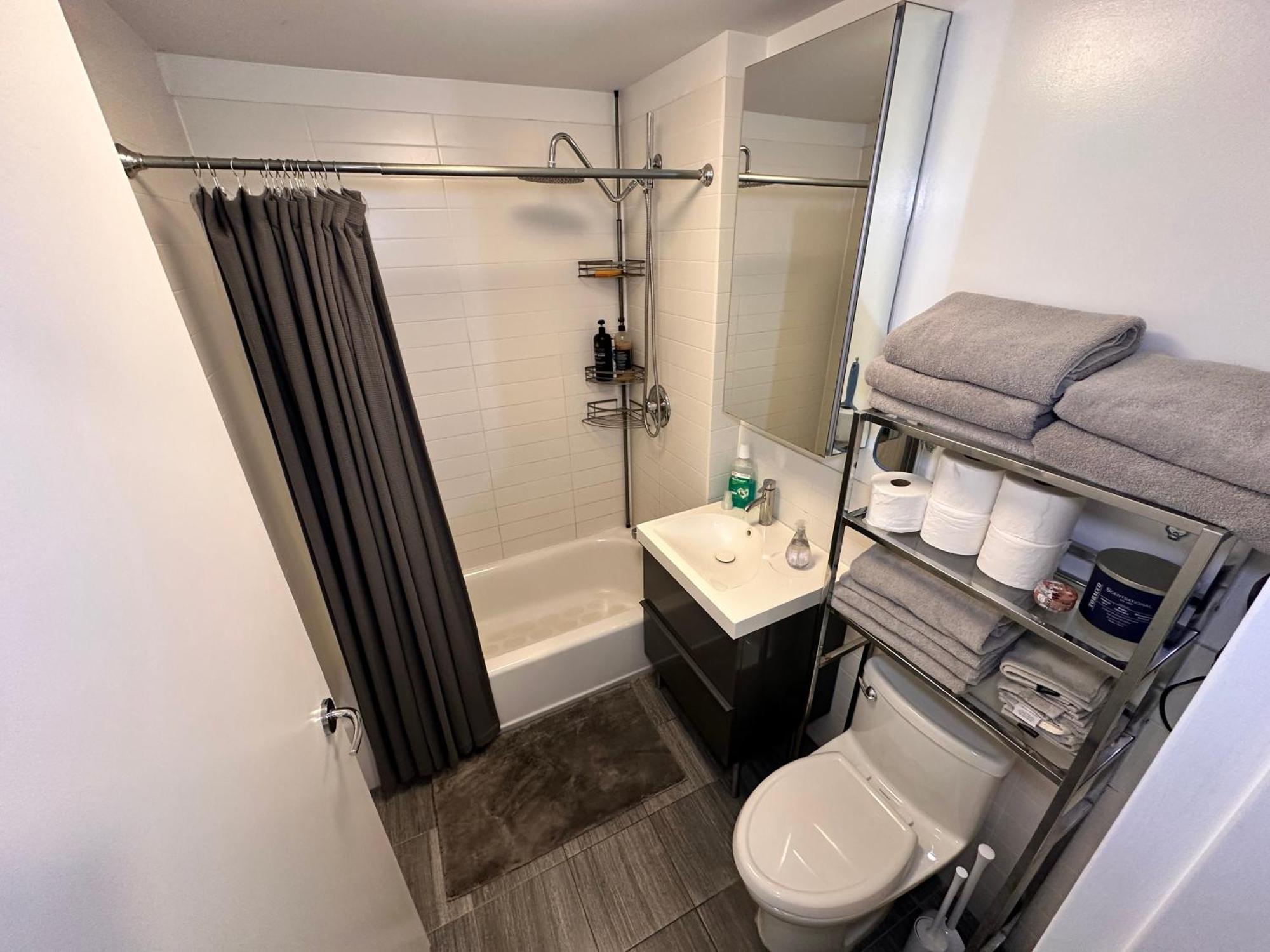 Apartment Modern Studio With Private Bathroom And Kitchen