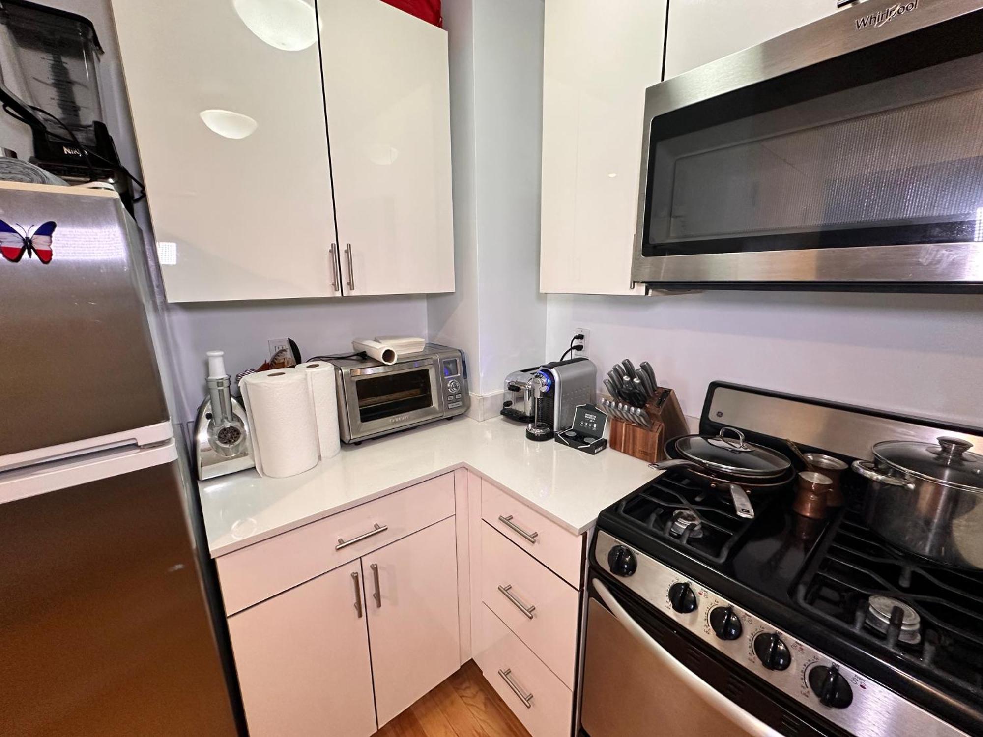 Modern Studio With Private Bathroom And Kitchen Apartment *