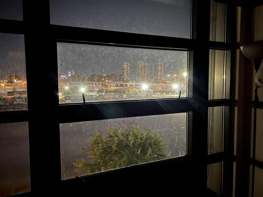 Beautiful 1 Bedroom Apartment *