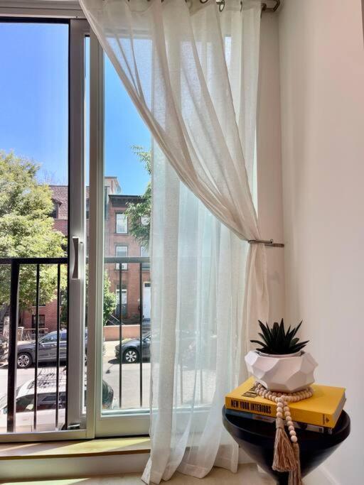 Bright+lovely /beautiful Street Apartment