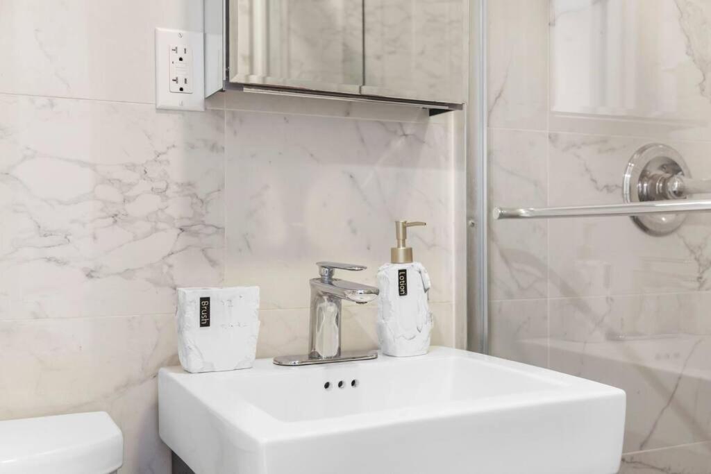 69-5b I Stylish Lower East Side 1br