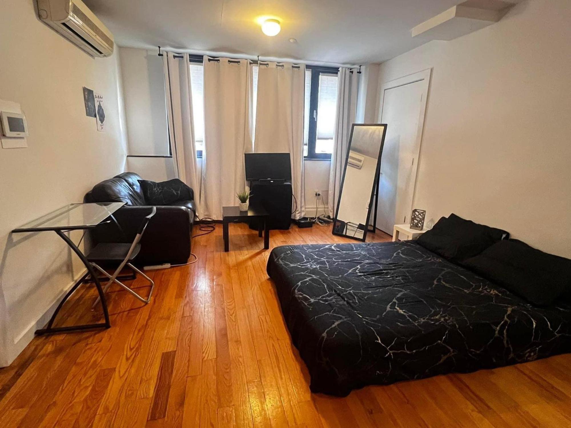 Williamburg Beautiful Ground Floor Apartment