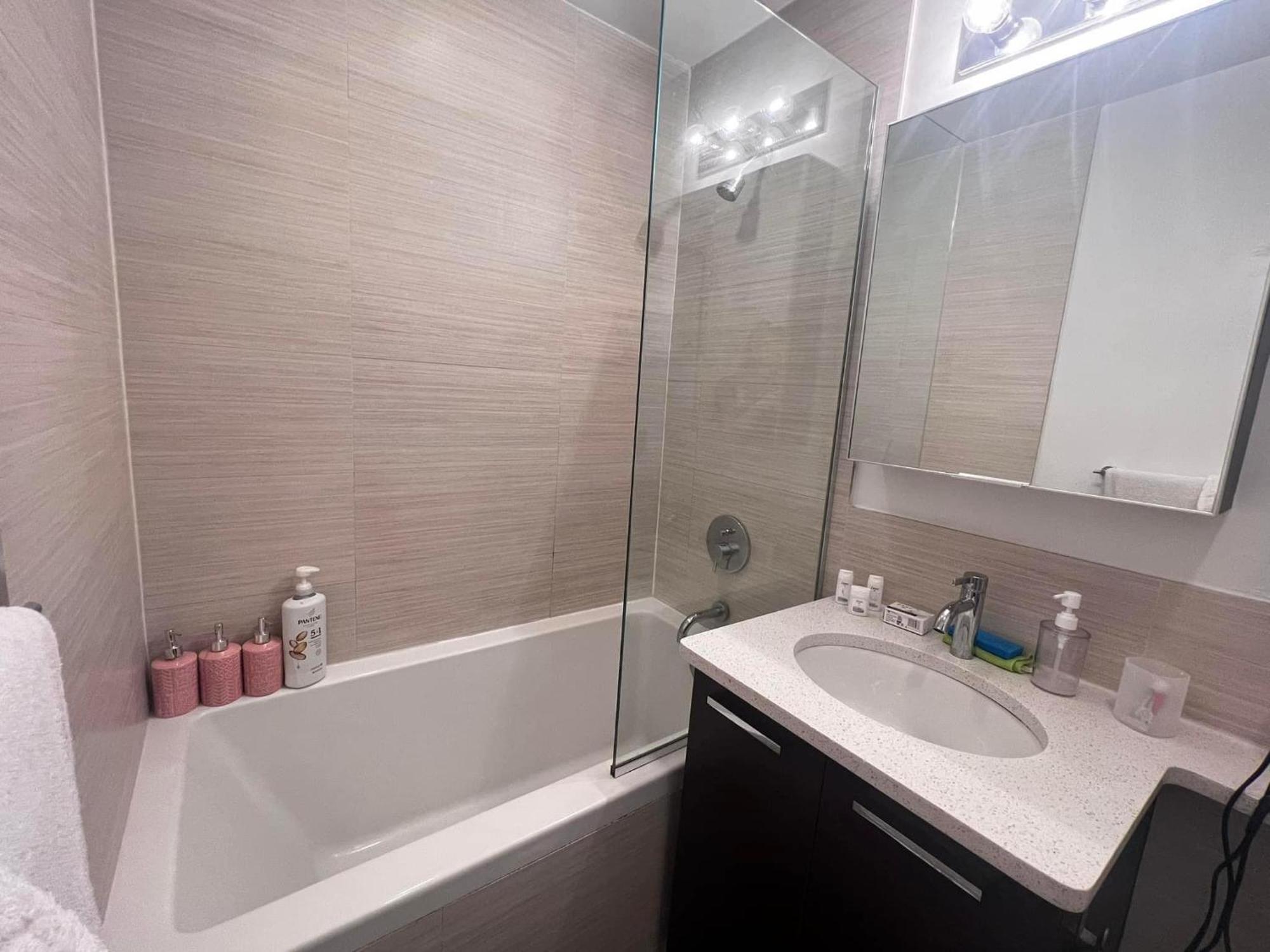 Williamburg Beautiful Ground Floor Apartment