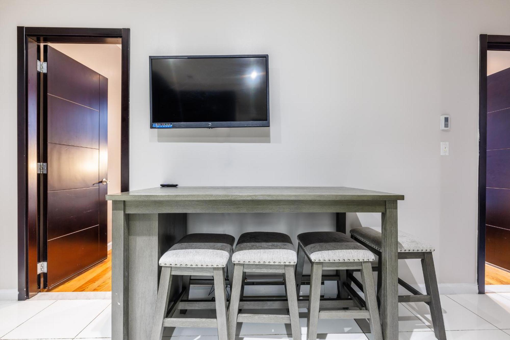 Enjoy The Easy Access Of Uws Apartment *