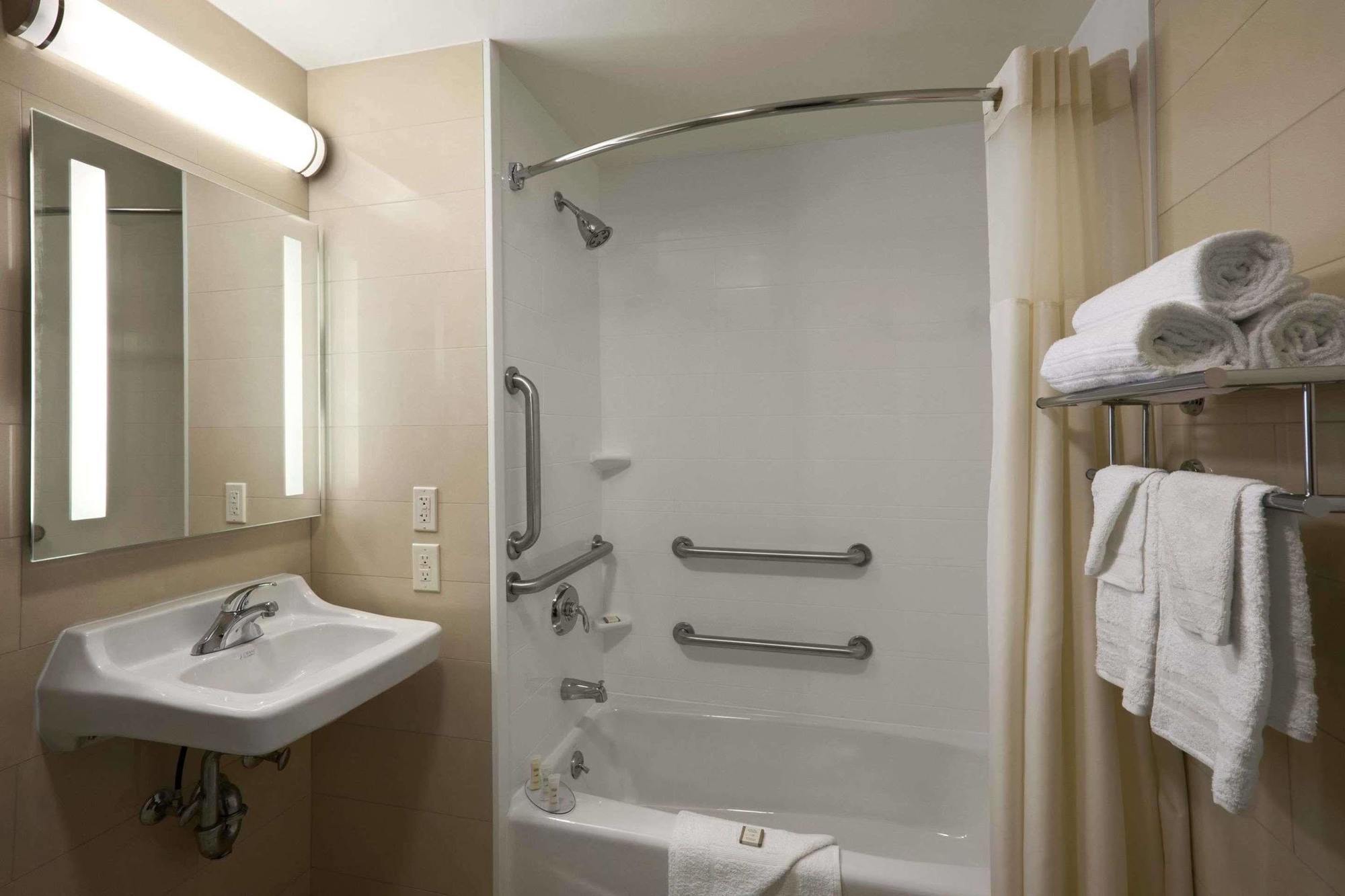 Howard Johnson By Wyndham Jamaica Ny Near Airtrain Jfk 3*