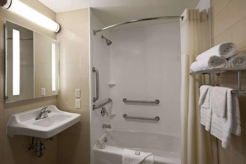 Wingate By Wyndham Jamaica Ny/ Airtrain Jfk Hotel 3*
