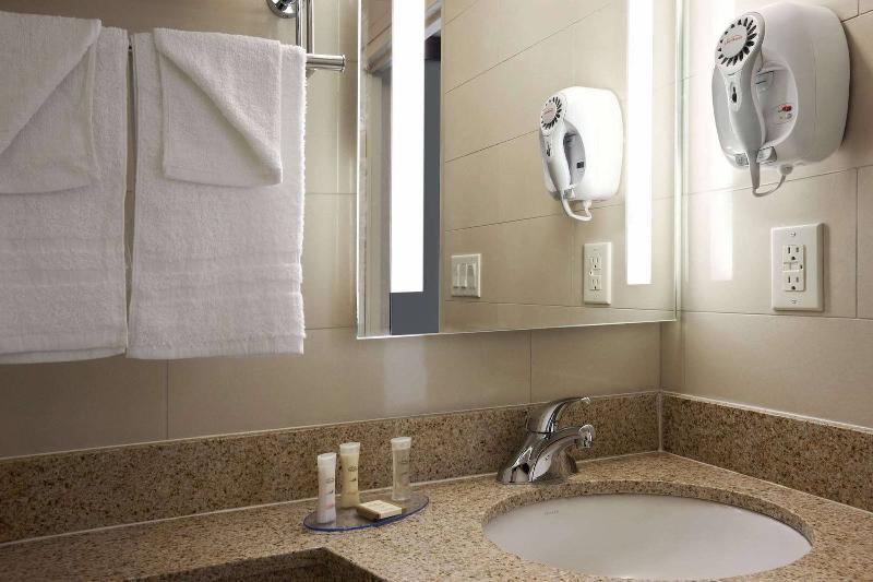 Wingate By Wyndham Jamaica Ny/ Airtrain Jfk Hotel