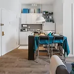 2Br Great Location Short Walk To Times Square