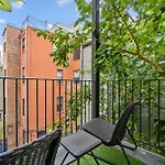 Prime Location 2 Bdr Loft With Patio, Steps To Subway At \