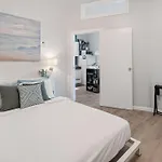 2Br Great Location Short Walk To Times Square