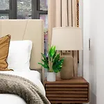 317-1B Modern 1Br Ues W&D