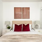 61-2C Prime Ues 2Br Newly Furnished Best Value