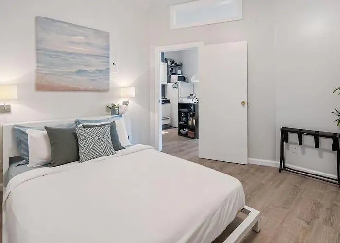 2Br Great Location Short Walk To Times Square