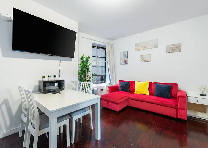 Charming 2-Bedroom Haven In Manhattan