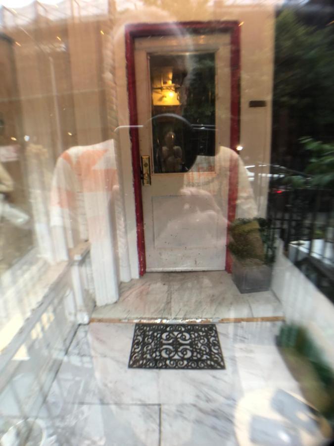 Private In Manhattan Guest house