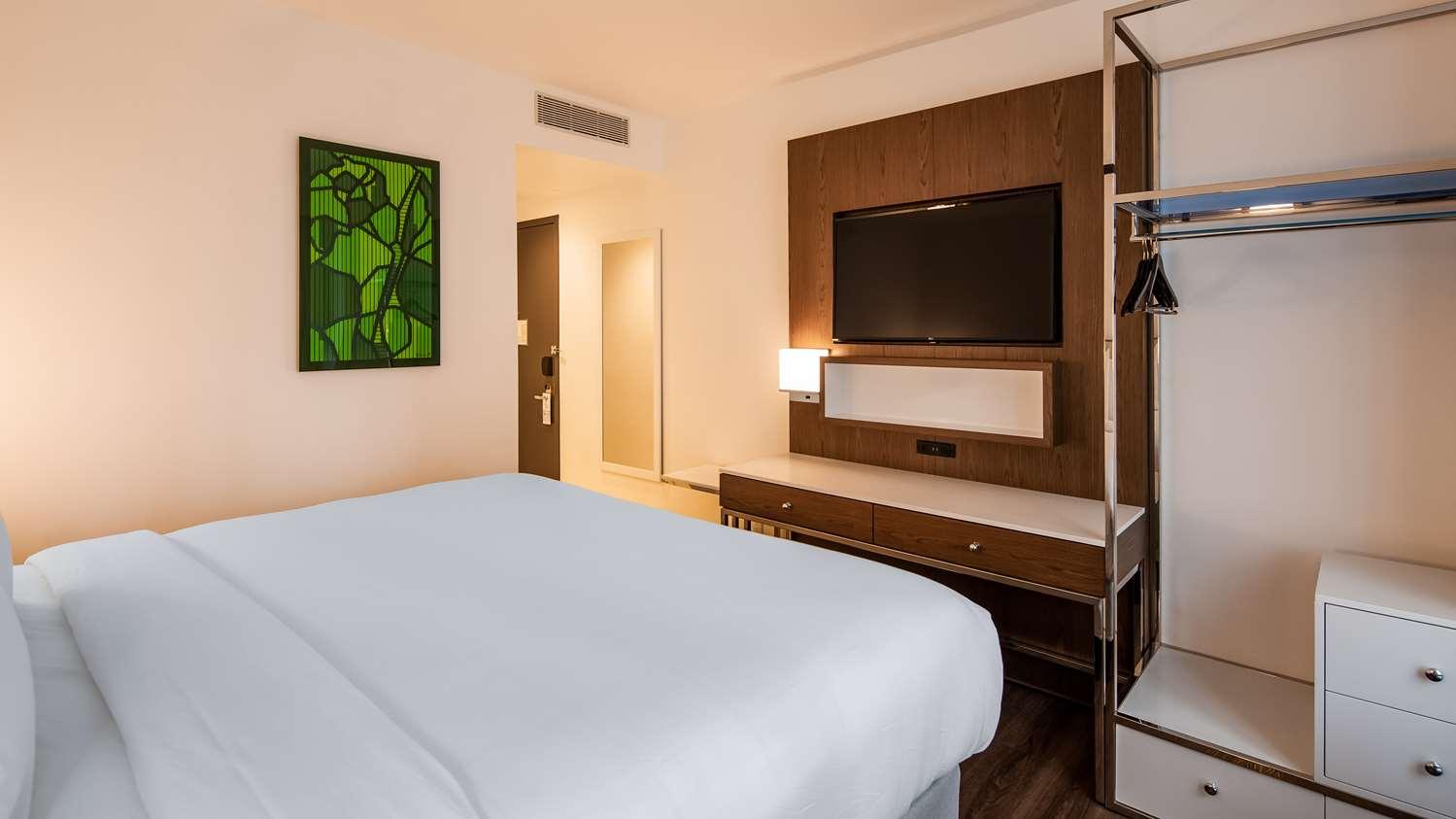 Western Premier Empire State Hotel 3*