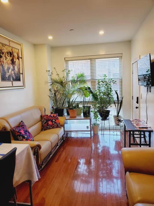 Beautiful Bedroom In A Private With Access To Patio Apartment *