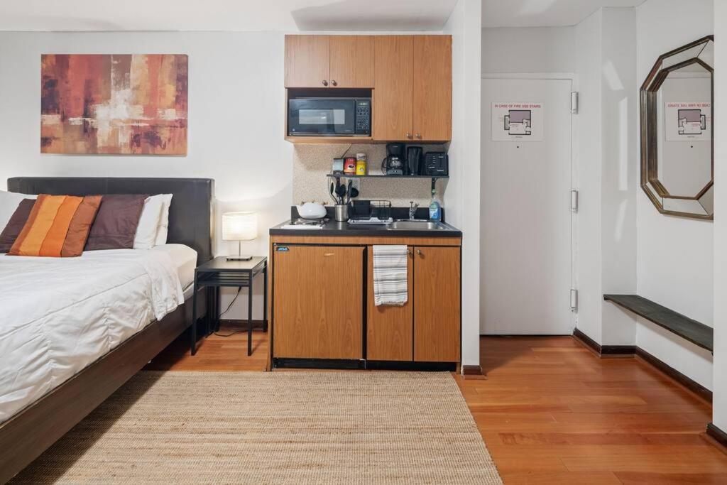 Great Location In Times Square Near Subway *