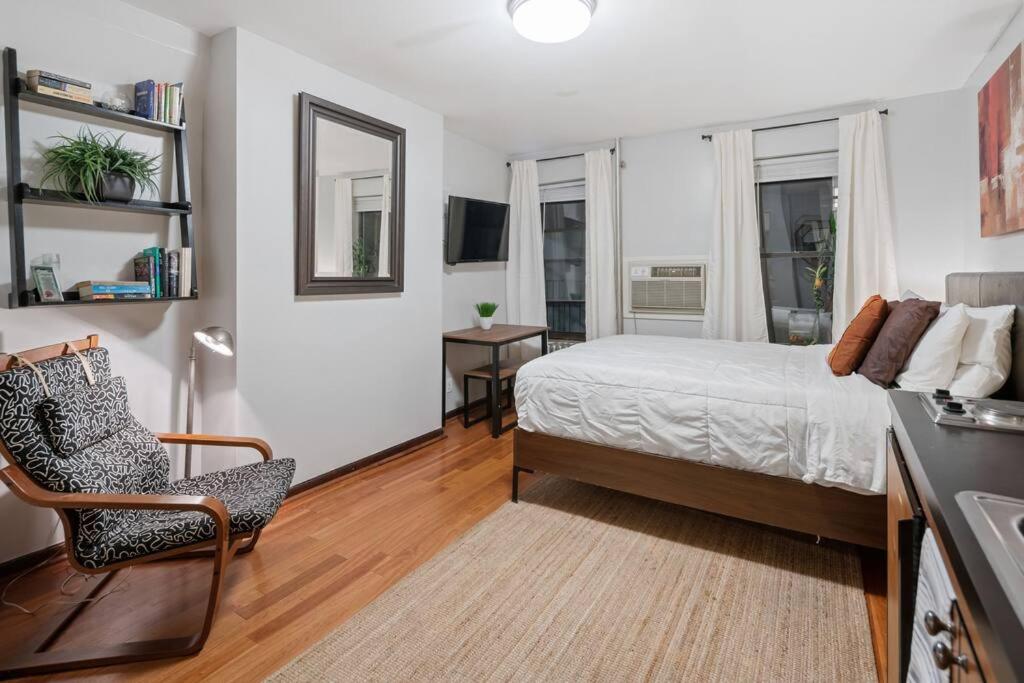 Great Location In Times Square Near Subway Apartment *