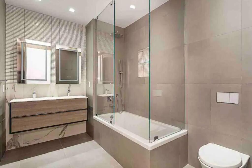 Luxurious Soho Apartment~ 2 Bedroom 2 Bathroom *
