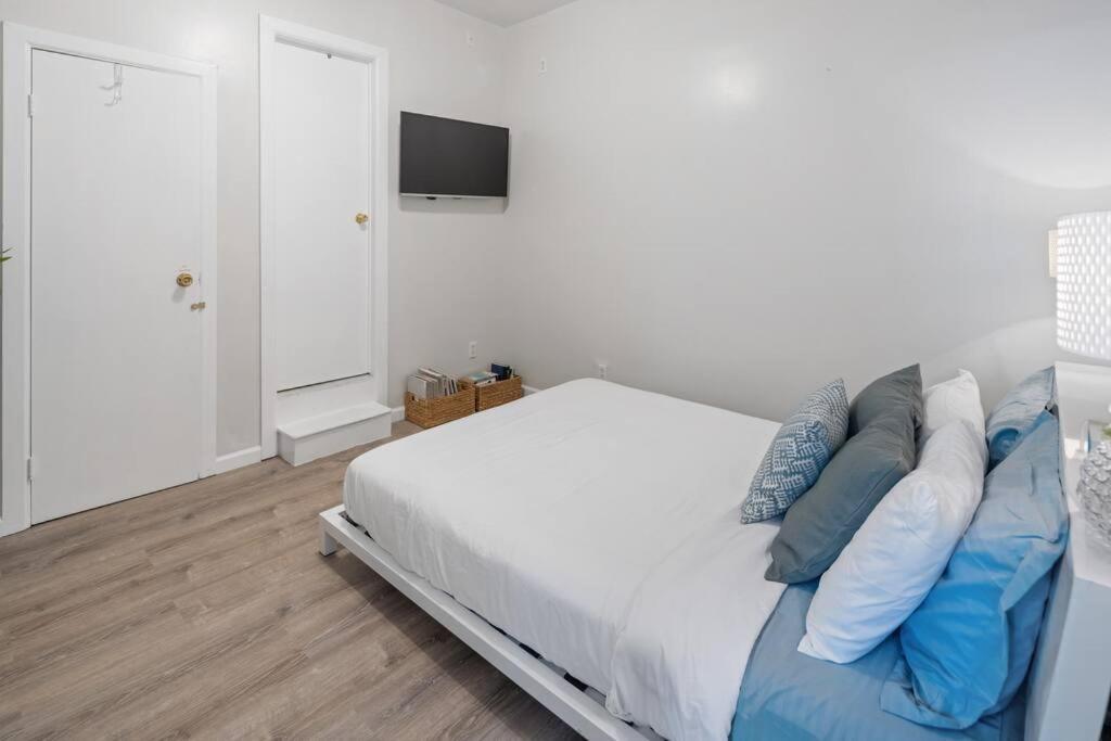 2br Great Location Short Walk To Times Square Apartment *
