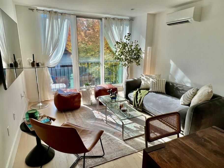 Bright+lovely /beautiful Street Apartment *