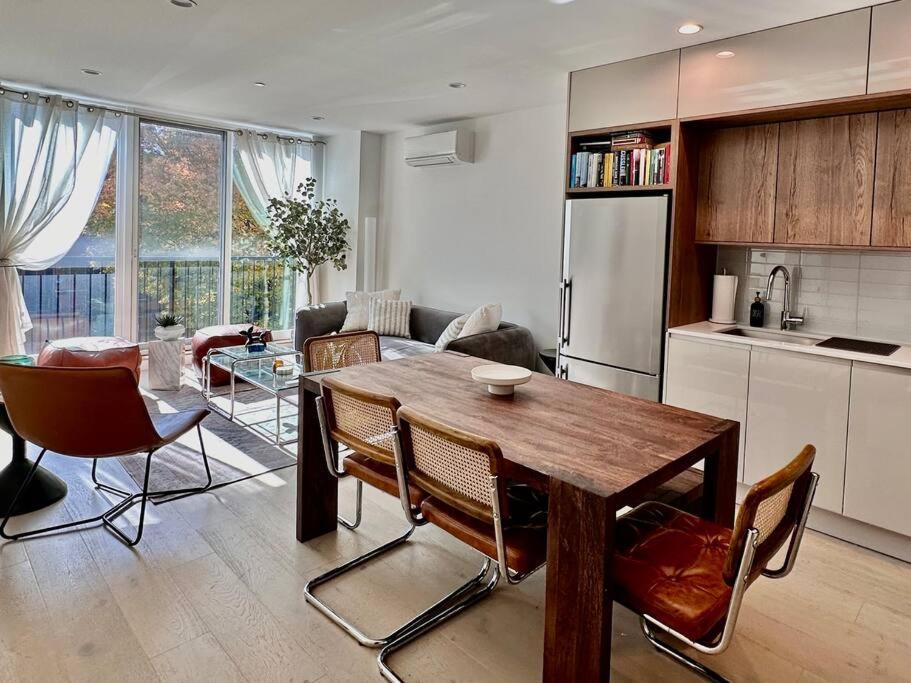 Bright+lovely /beautiful Street Apartment
