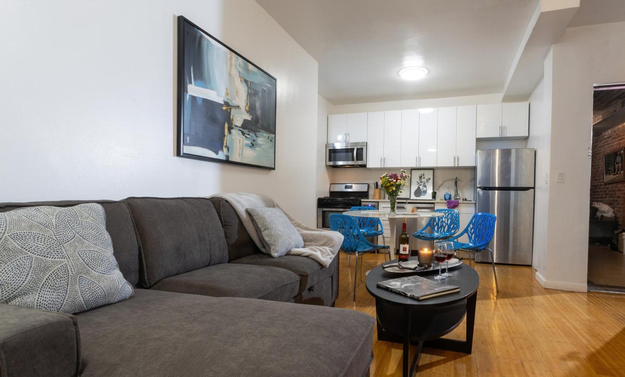 Apartment Modern By Park - 3 Br *