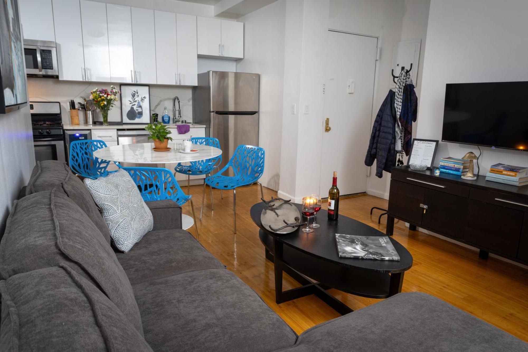 Apartment Modern By Park - 3 Br