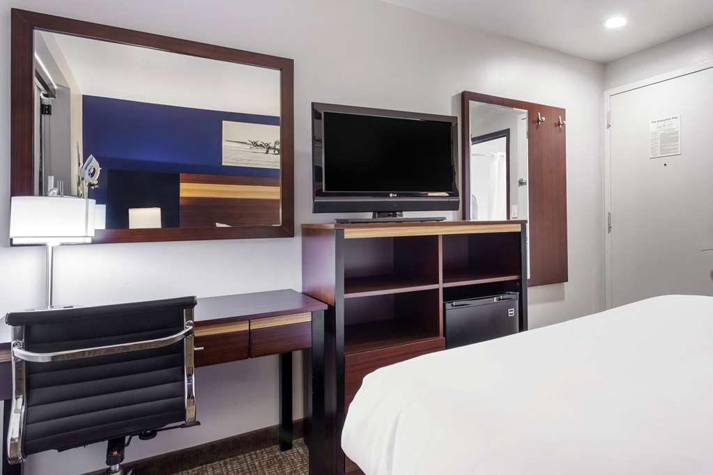Avion Near Lga Airport, Ascend Collection