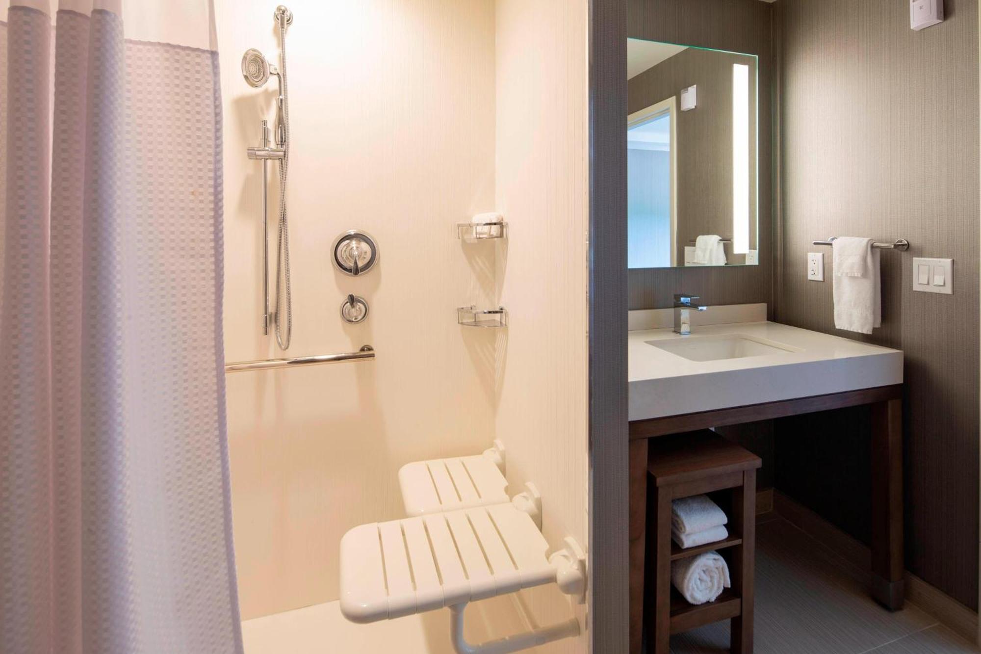 Hotel Courtyard By Marriott Queens/fresh Meadows 3*