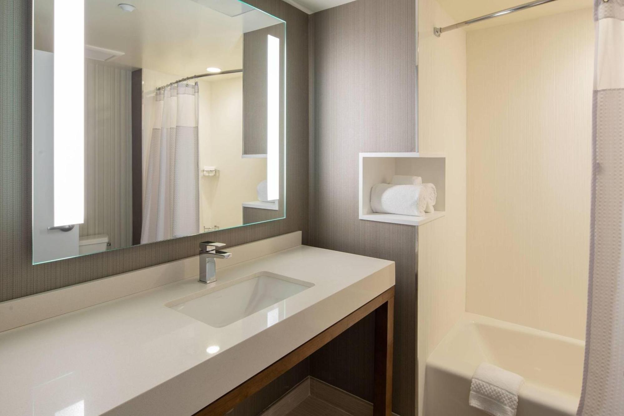 Courtyard By Marriott Queens/fresh Meadows Hotel New York