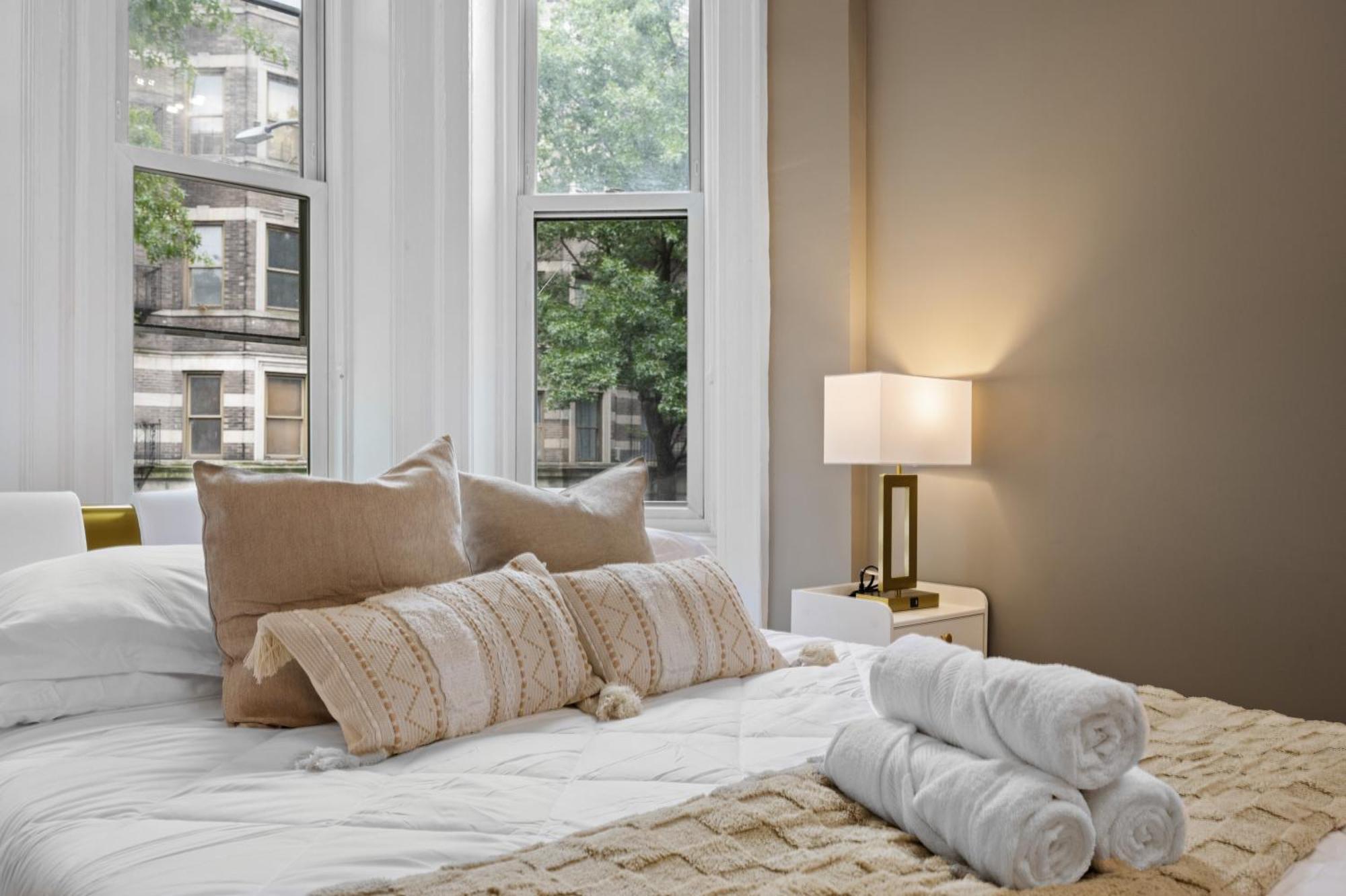 Apartment Prime Location 2 Bdr Loft With Patio, Steps To Subway At 