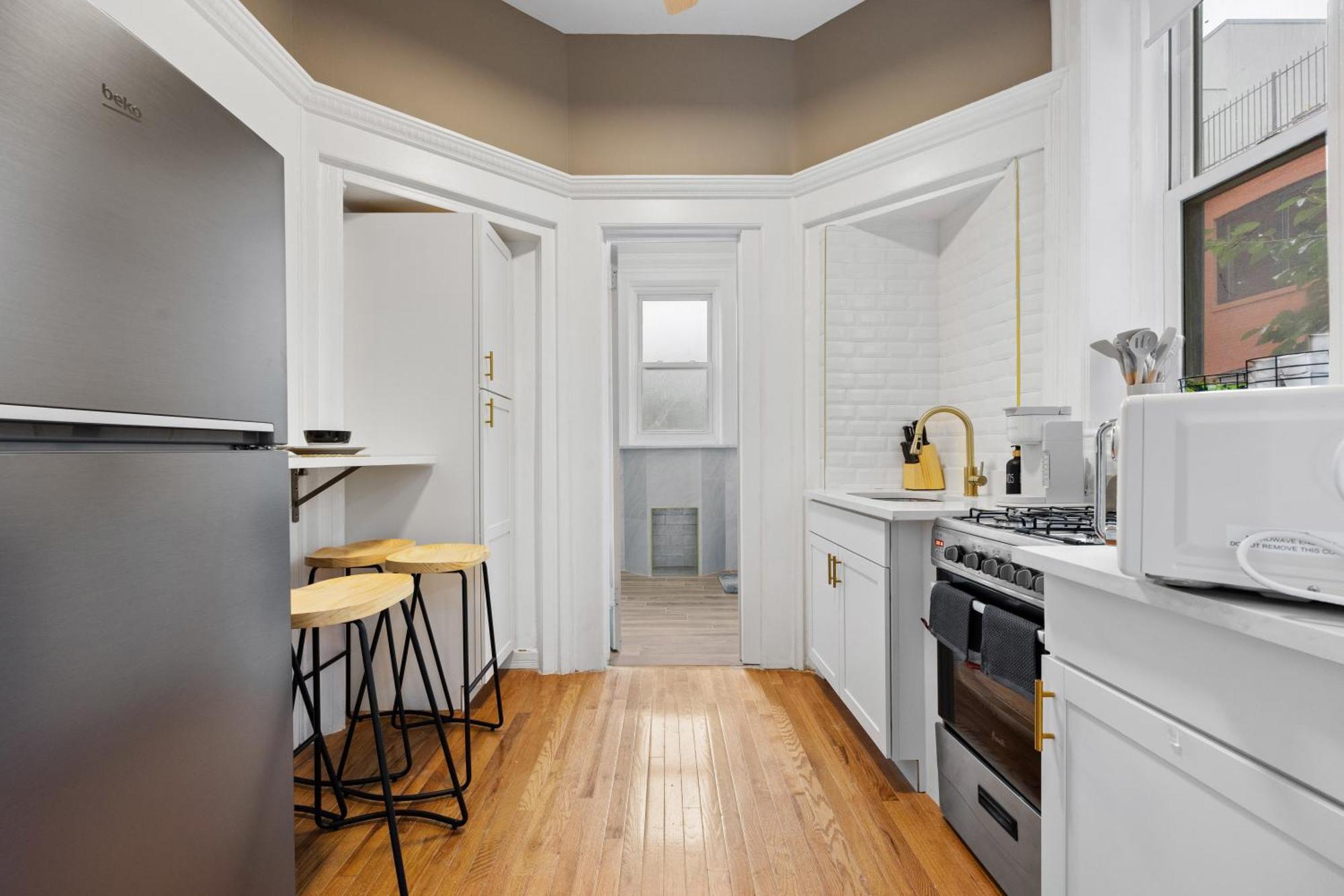 Prime Location 2 Bdr Loft With Patio, Steps To Subway At 
