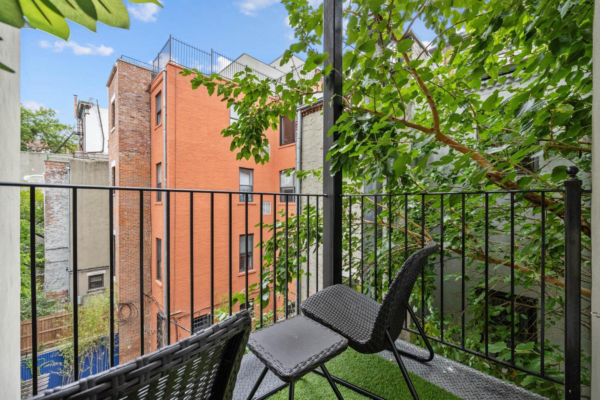 Prime Location 2 Bdr Loft With Patio, Steps To Subway At 