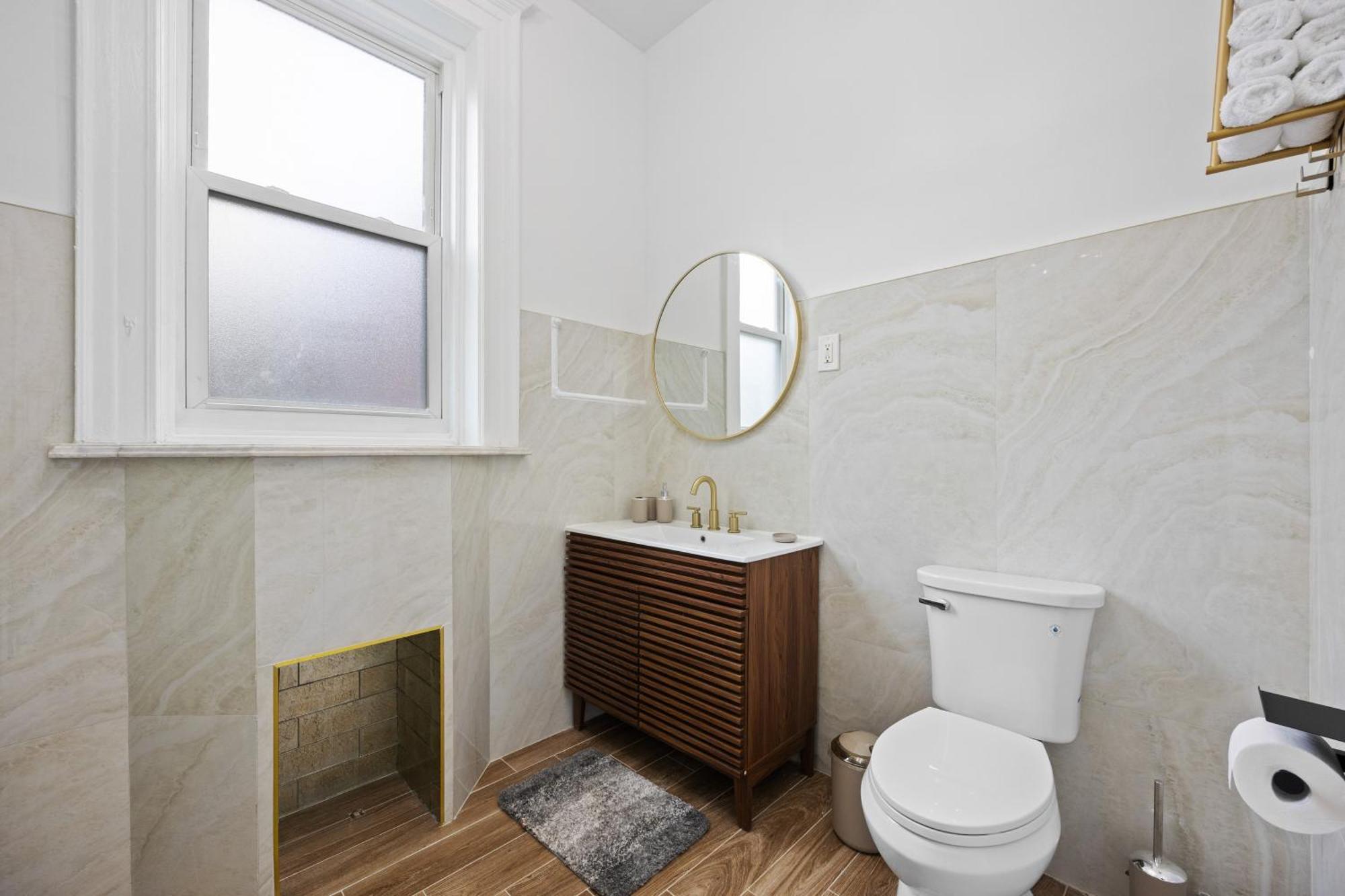 Apartment Prime Location 2 Bdr Loft With Patio, Steps To Subway At 