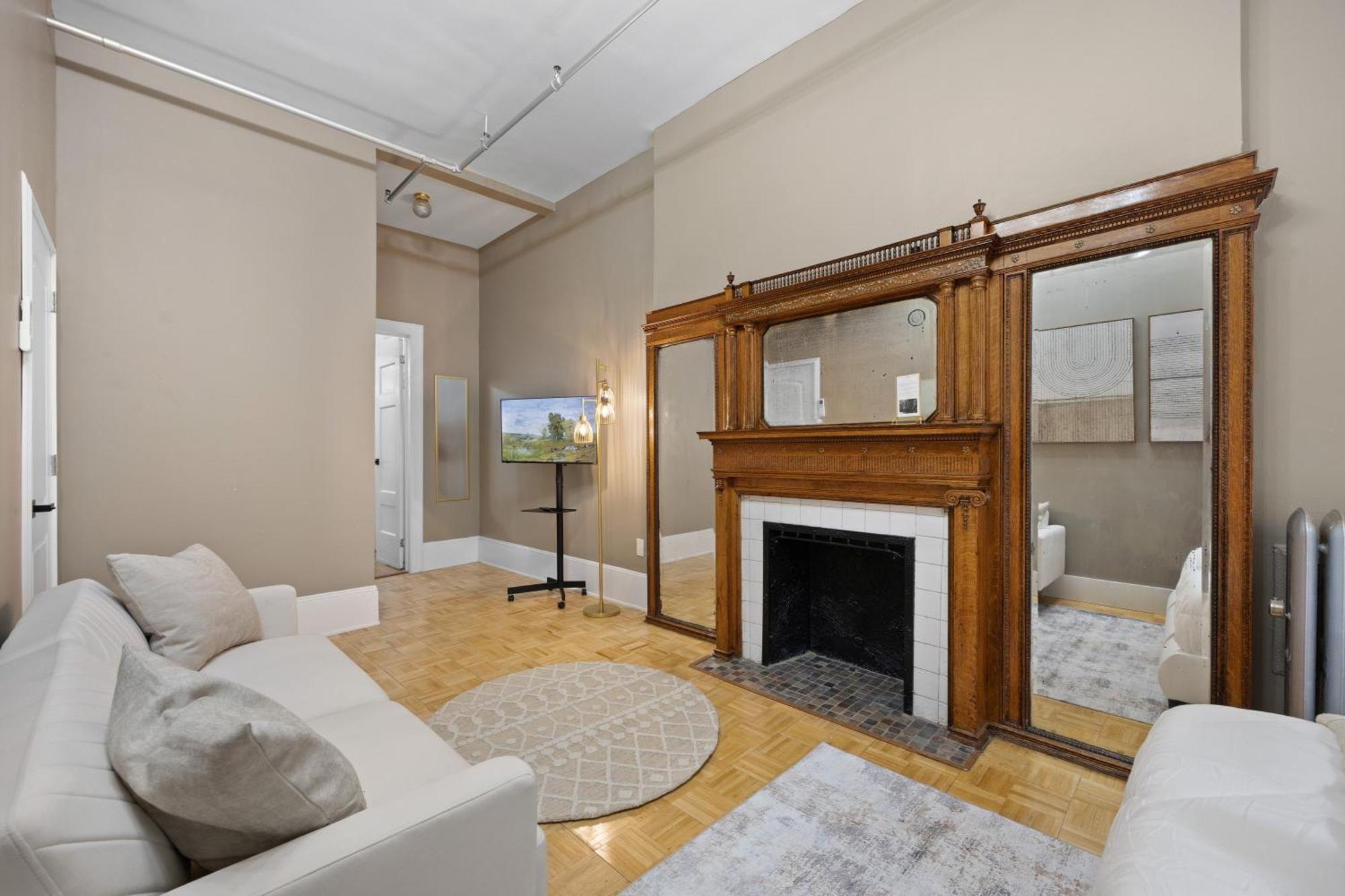 Prime Location 2 Bdr Loft With Patio, Steps To Subway At 