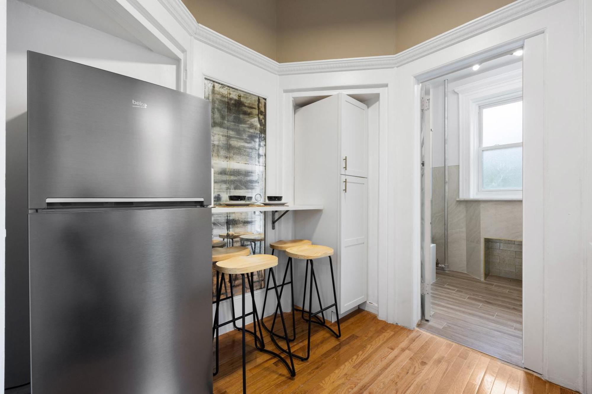 Prime Location 2 Bdr Loft With Patio, Steps To Subway At 