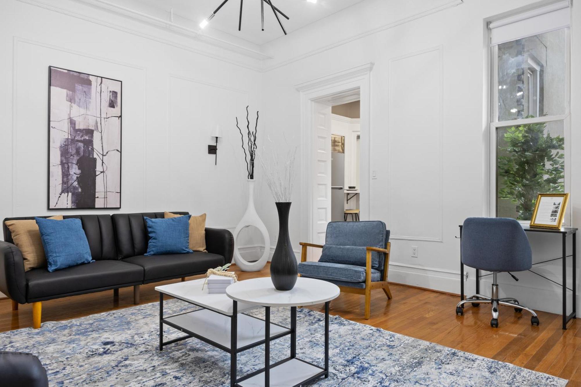 Apartment Prime Location 2 Bdr Loft With Patio, Steps To Subway At 