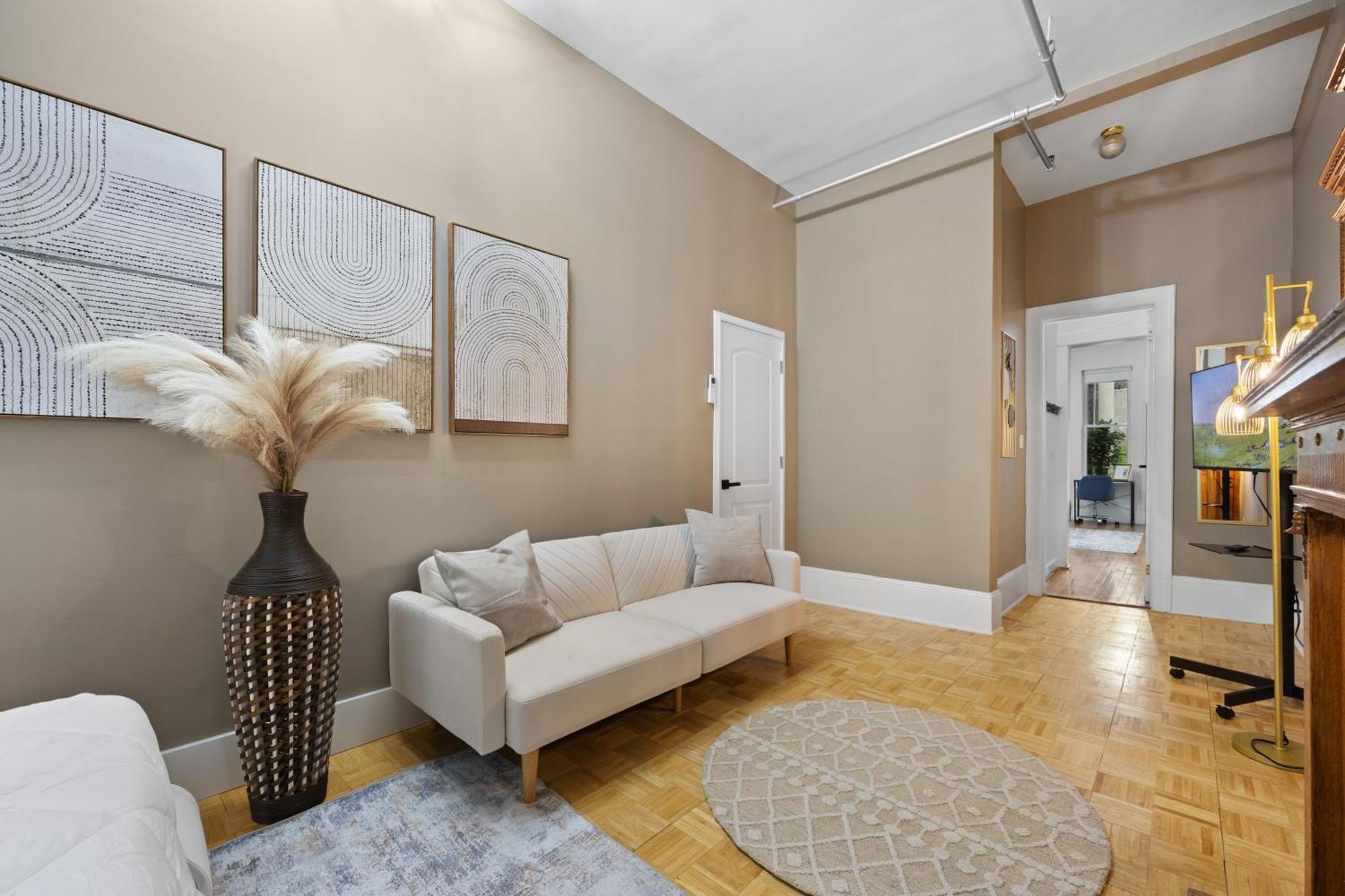 Apartment Prime Location 2 Bdr Loft With Patio, Steps To Subway At 