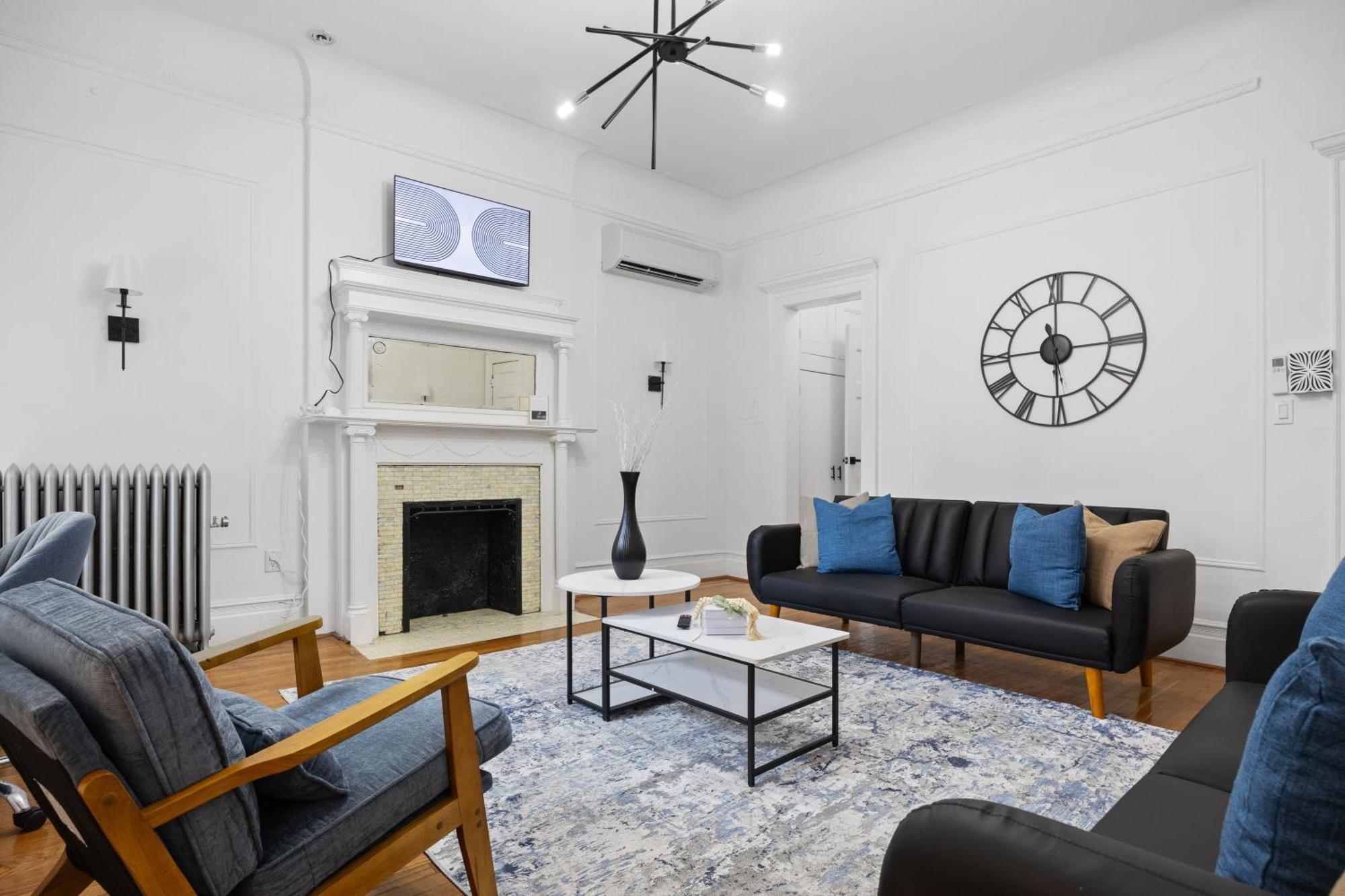 Prime Location 2 Bdr Loft With Patio, Steps To Subway At 